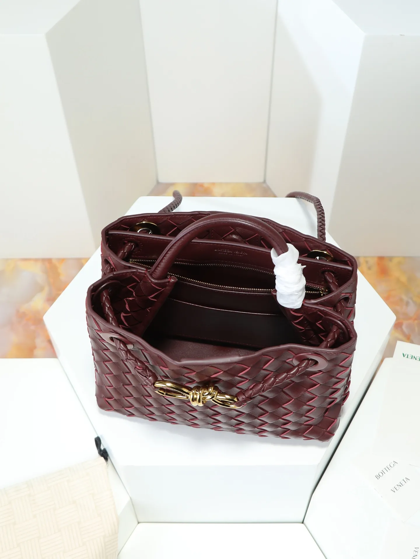 1300. Andiamo is shipping‼ ️Really popular🔥The new Andiamo woven handbag launched by Bottega Veneta this season is really popular all over the world! ! Celebrities at home and abroad have worn it, and Oscar-winning actress Michelle Yeoh has taken it out on the street. Song Jia, Trai Yala, Yu Feihong, Sanji Ayaka, Rosie Hunting-Whiteley, Yoshioka Riho, etc. have all worn this bag. It is classic and versatile and shows off your temperament, and the bag capacity is also large, which is very convenient for daily commuting! ! A variety of carrying methods, the shoulder straps can be adjusted by yourself, the original lambskin feels soft and delicate, and the unisex style breaks the gender boundaries and brings a more practical and long-lasting use experience. Andiamo, which has both elegant and casual styles, perfectly interprets the true appearance of "fashionable old money style". Style number: 766014 Size: 25*22*10.5cm